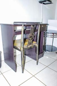 a wooden desk with a chair sitting at it at Motseleng Guest House in Palatswe