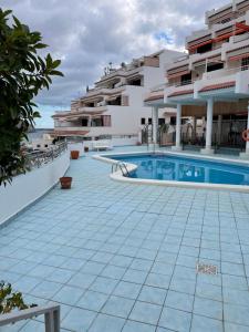 widok na basen hotelu w obiekcie 1 Bedroom Apartment with stunning sea view w Aronie