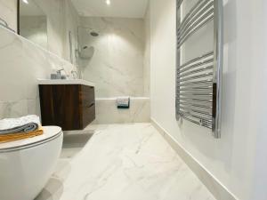 Fleet Heights Apartment Five tesisinde bir banyo