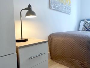 Una cama o camas en una habitación de Fleet Heights Apartment Five
