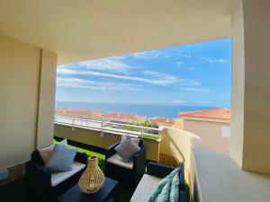 d'un balcon avec des chaises et une vue sur l'océan. dans l'établissement Los Gigantes Ocean View Apartment, à Puerto de Santiago