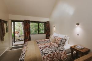 
Ein Bett oder Betten in einem Zimmer der Unterkunft River Valley Lodge
