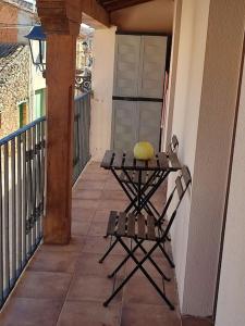 una mesa en un balcón con un limón en Casa Bergón en Fuentenebro Ribera del Duero Burgos, en Fuentenebro