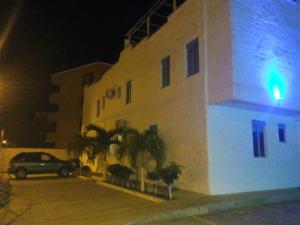 a building with a car parked in front of it at night at Departamento Tonsupa, Conjunto Santorini Blue in Tonsupa