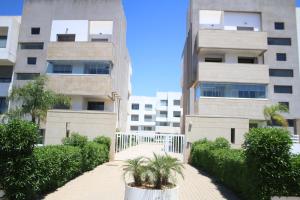 een gebouw met een loopbrug voor een gebouw bij Appartement de Vacances à Mohammedia Paradise in Mohammedia