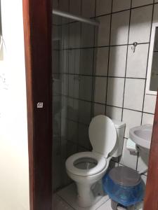 a bathroom with a toilet and a sink at Pousadinha- Melhor Localização in Porto Seguro