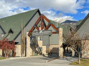 Gallery image of Fenwick Vacation Rentals OPEN Pool & Hot tub in Canmore