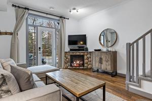 Gallery image of Fenwick Vacation Rentals OPEN Pool & Hot tub in Canmore