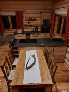 A kitchen or kitchenette at Ferienhaus - Chalet - Lechtraum