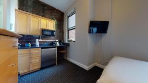 Gallery image of South End Studio Perfect for Work Travel #26 in Boston