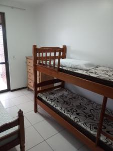 1 dormitorio con 2 literas en una habitación en Apto 5 pessoas 100m do mar 014, en Florianópolis