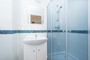 Un baño de Apartamenty Apartinfo - Blue Side Family