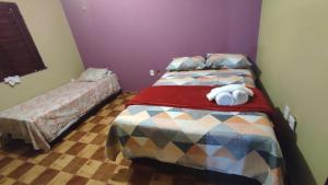 una camera da letto con un letto con un animale di peluche sopra di Casa Bella vista a Guaramiranga