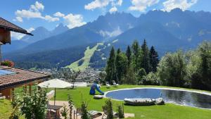 Nespecifikovaný výhled na hory nebo výhled na hory při pohledu z farmy