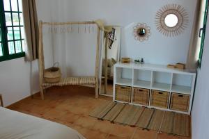 sypialnia z białą półką i lustrem w obiekcie Casa La Esperanza w mieście Playa Blanca +11 zdjęć
