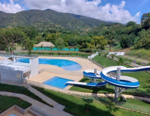 an overhead view of a swimming pool with mountains in the background at Apartamento Citadela Di Sole Santa fe De Antioquia in Santa Fe de Antioquia +23 photos