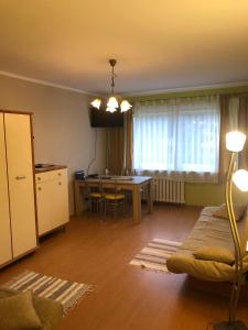 salon ze stołem i jadalnią w obiekcie Apartament Gosia w Rogowie