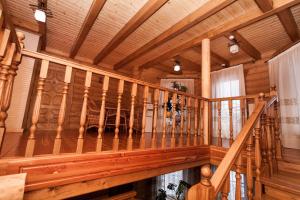 ボロフタにあるGuest house Мの木製天井の家の木製階段