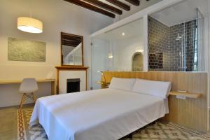 A bed or beds in a room at Hotel Turixant Még 37 kép