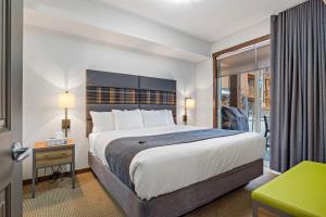 מיטה או מיטות בחדר ב-Stoneridge Mountain Resort Condo hosted by Fenwick Vacation Rentals