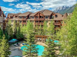 Gallery image of Stoneridge Mountain Resort Condo hosted by Fenwick Vacation Rentals in Canmore