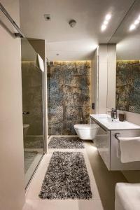 La salle de bains est pourvue d'une douche, de toilettes et d'un lavabo. dans l'établissement Studio Łazarza 13, à Cracovie