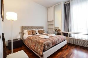 une chambre avec un lit et une lampe dedans dans l'établissement Duomo Luxury Apartment VI, à Milan