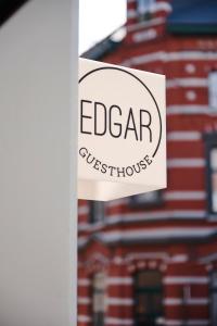 een bord voor een Edgar pension voor een gebouw bij Edgar Guesthouse in Gent