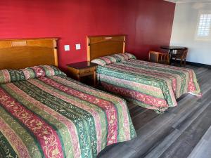 A bed or beds in a room at La Casa Motel, Garden Grove - Anaheim