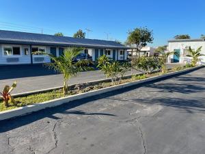 בריכת השחייה שנמצאת ב-La Casa Motel, Garden Grove - Anaheim או באזור