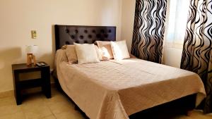 Giường trong phòng chung tại Victorino House en el Cerro de las Rosas con cochera