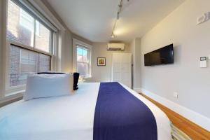 Photo de la galerie de l'établissement A Stylish Stay w/ a Queen Bed, Heated Floors.. #12, à Brookline