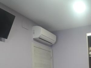 a ceiling with a air conditioner in a room at Apartamentos Hiberus Flumen in Fayón