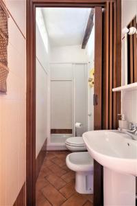 リオマッジョーレにあるCasedirio Apartment - Riomaggioreのバスルーム(トイレ、洗面台付)