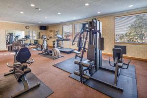 Posilňovňa alebo fitness centrum v ubytovaní SFO El Rancho Inn SureStay Collection by Best Western