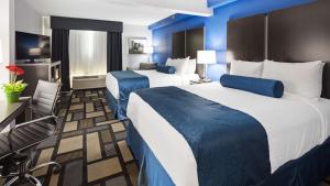 Postel nebo postele na pokoji v ubytování Best Western Plus Birmingham Inn & Suites