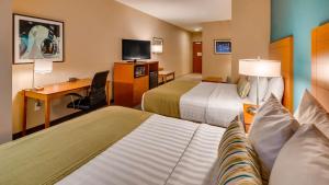 Tempat tidur dalam kamar di Best Western Plus Tuscumbia/Muscle Shoals Hotel & Suites