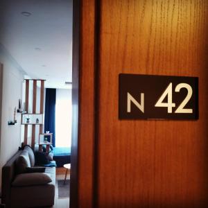une porte avec son numéro dans le salon dans l'établissement SANS Lux Apartman N42 Milmari Kopaonik, à Kopaonik