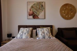 una camera con un letto e una foto appesa al muro di Ski & Spa Apartment N34 Milmari Resort Kopaonik a Kopaonik