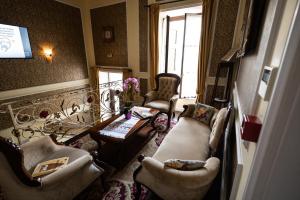 salon z 2 kanapami i stołem w obiekcie Boutique Hotel Anagennisis w mieście Pirgos