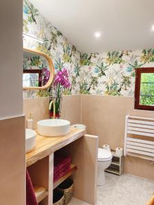 a bathroom with two sinks and a toilet at L’Alcalys - Maison de vacances au vert - Sans TV in Saint-Aignan