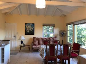 シエラ・デ・ロス・パードレスにあるValle Dorado Sierra de los Padresのテーブルとソファのあるリビングルーム