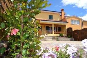 una casa con flores delante en Villa Danica, en Labin