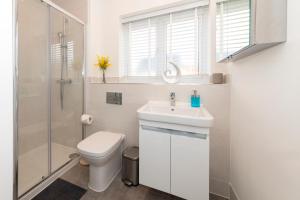 Koupelna v ubytování Greenfield's - New Modern 3 Bedroom Home - Johnstonen Close, Bracknell