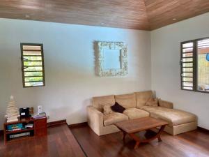Moorea Temae Villa walking dist beach and golf的休息区