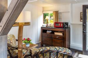 ein Wohnzimmer mit einem Sessel und einem Tisch mit einer Lampe in der Unterkunft Volcano Village Estates in Volcano