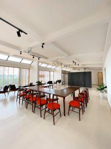 duża sala konferencyjna z dużym stołem i krzesłami w obiekcie Bông Villa Hotel & Apartment w mieście Kon Tum