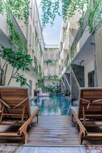 Bông Villa Hotel & Apartment tesisinde veya buraya yakın yüzme havuzu