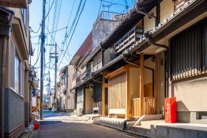 Une allée dans une ville asiatique avec des bâtiments dans l'établissement Kyomachiya Suite Rikyu, à Kyoto