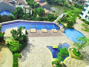 Вид на бассейн в Apartemen grand kamala lagoon by 21 Room или окрестностях